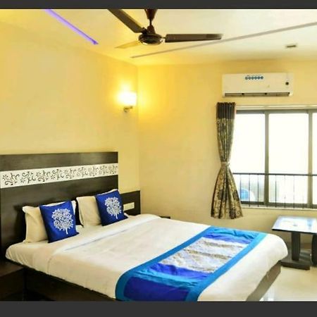 Skylawn Hotel Surat Bagian luar foto