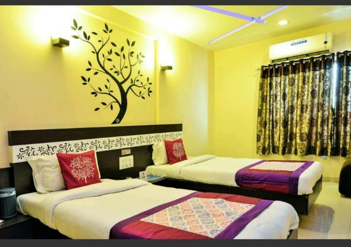 Skylawn Hotel Surat Bagian luar foto