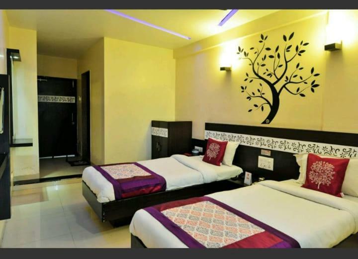 Skylawn Hotel Surat Bagian luar foto